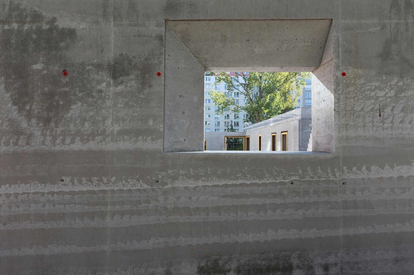 Wall made of ultra-lightweight concrete