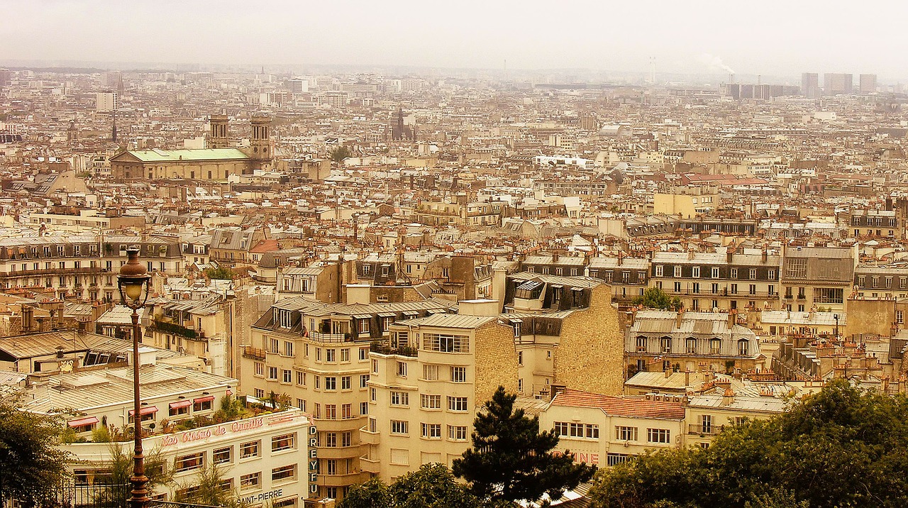 Paris, Wohnraum auf den Dächern der Stadt