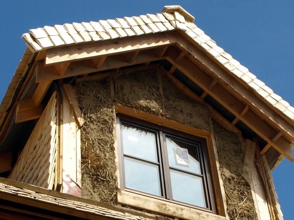 Eine Dachkonstruktion aus Strohballen