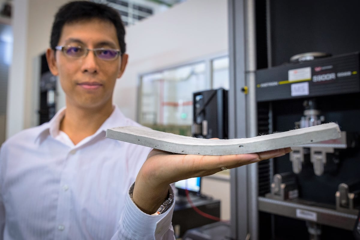 NTU Assistant Professor Yang En-Hua zeigt den flexiblen Beton, den sein Team entwickelt hat.